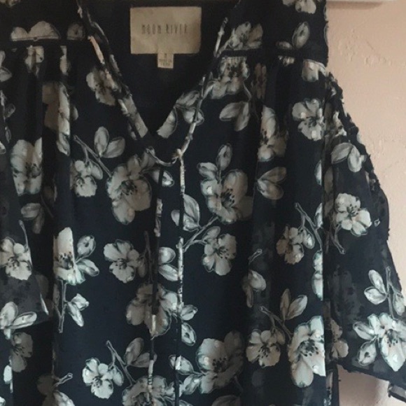 Anthro Moon River cold shoulder top size medium - Picture 11 of 12